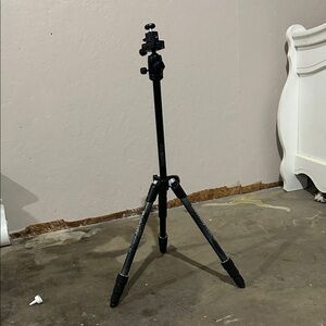 Manfrotto Element MII Camera Tripod (Like New)